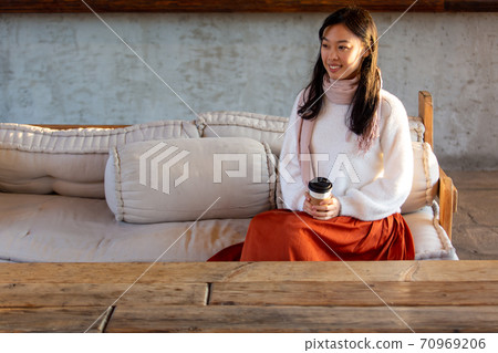 長發女人在冬天袖口fe沙發上喝咖啡 長發女人在冬天袖口fe沙發上喝咖啡 70969206