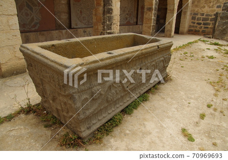 [Jordan] Irbid, sarcophagus placed in the ruins of Unmukais 70969693