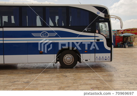 [Jordan] A large sightseeing bus arriving at the Ummukais ruins in Irbid 70969697