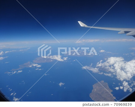 飛機的機翼和天空（藍天，白雲，海洋和島嶼，白天） 70969839