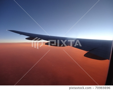 Airplane wings and sky (red sky, horizon) 70969896