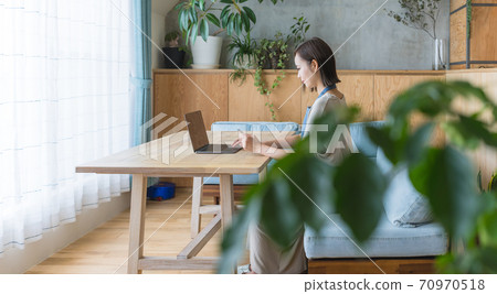 A woman using a card 70970518