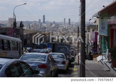 [約旦]安曼（Amman），市區道路被汽車擠塞 70970647