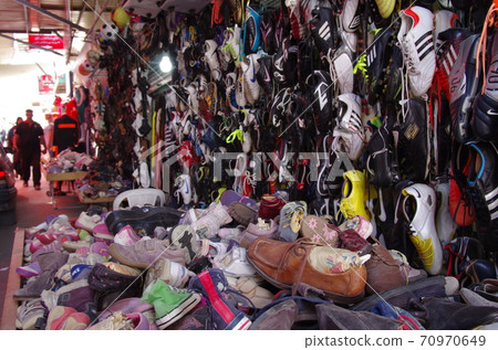 [約旦]瓦希達特州安曼難民營市場的屋簷上掛著大量鞋子 70970649