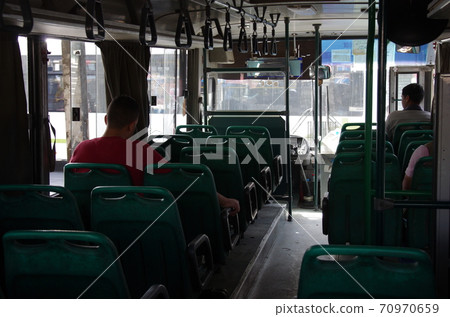 [約旦]馬達巴（Madaba），白色的共用出租車，停在路肩上 70970659