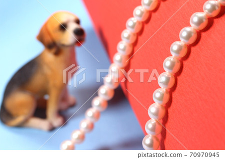 Pearl necklace and dog figurine Pearl necklace and dog figurine 70970945