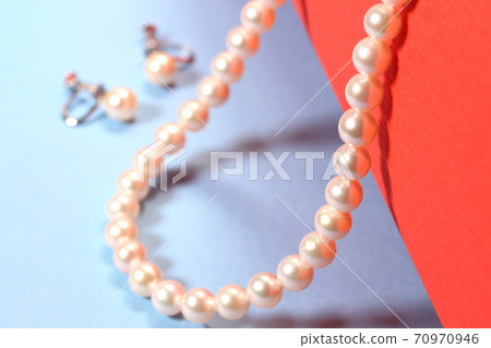 Pearl necklace and earrings Pearl necklace and earrings 70970946