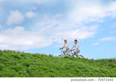 男女騎自行車 70971048