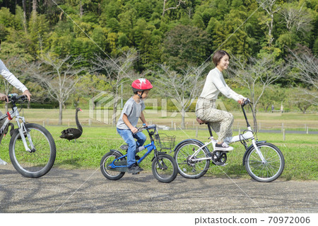 家人在公園裡騎自行車 70972006