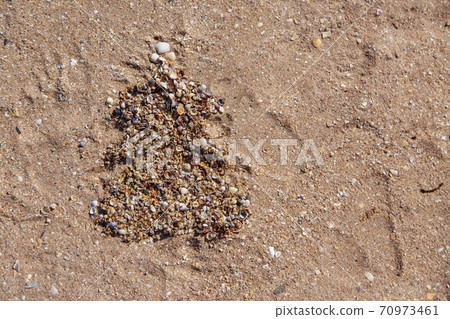 2021: drawing of a Christmas tree made of shells on the sand. copy space. New year on the beach 70973461