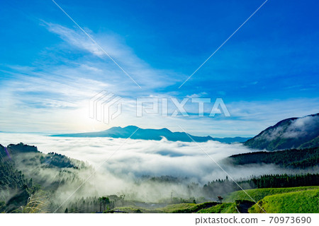 Aso Godake, which looks like a reclining Buddha floating in the sea of clouds 70973690