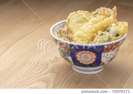 Tendon (shrimp, pumpkin, eggplant, peppers, maitake mushroom, lotus root, sweet potato) 70976371