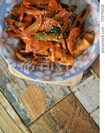 亞洲食品炒魷魚和蔬菜 亞洲食品炒魷魚和蔬菜 70976606