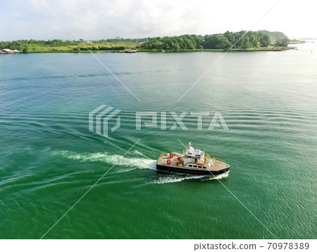 The patrol Panamanian tug boat guiding ships The patrol Panamanian tug boat guiding ships 70978389