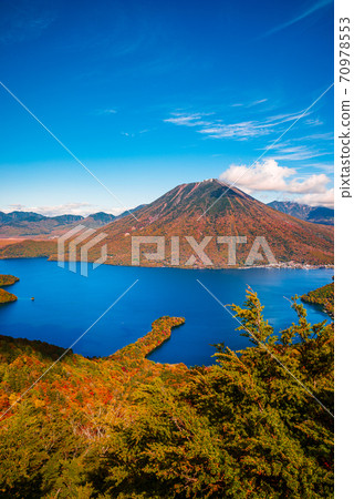秋日的陽光，從月月山天文台，中禪寺湖，音子山和八丁出島的風光[To木縣] 70978553