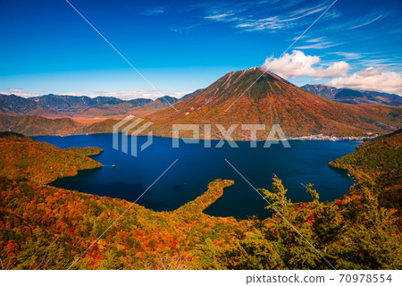 秋日的陽光，從月月山天文台，中禪寺湖，音子山和八丁出島的風光[To木縣] 70978554