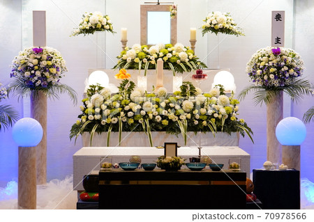 Natural flower altar with white dahlia 70978566