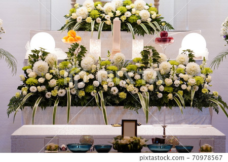 Natural flower altar with white dahlia Natural flower altar with white dahlia 70978567