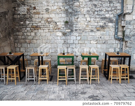 街角露台座位 70979762