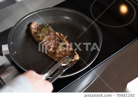 Hands to bake steak at home 70981192