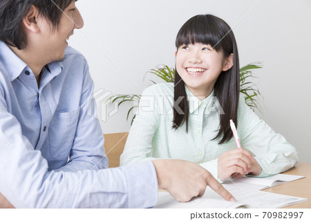 A tutor 70982997