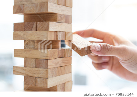 Business people play wooden games, divide the average investment value of a business and jointly manage risks, Alternative risk plan and strategy in business. Business people play wooden games, divide the average investment value of a business and jointly manage risks, Alternative risk plan and strategy in business. 70983144