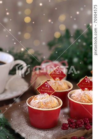 Plain muffin Christmas 70984575