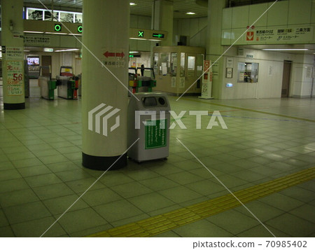 Empty station and trash can Empty station and trash can 70985402