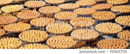 Dried persimmon making hand-made dried dried persimmon exposed to the sun, sun making dried persimmon 70985750