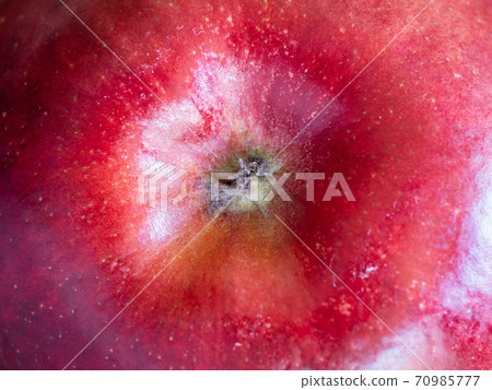 成熟明亮的紅色蘋果的特寫鏡頭。 70985777