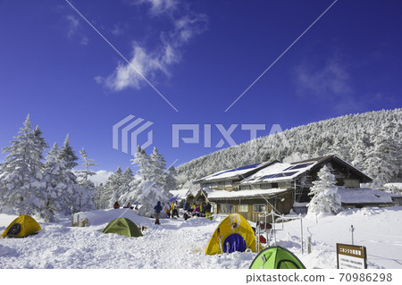 Kuroyuri Hutte of Yatsugatake in the midwinter Kuroyuri Hutte of Yatsugatake in the midwinter 70986298