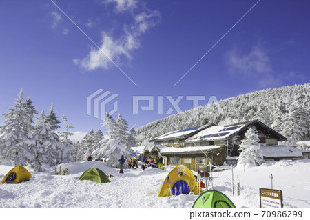 Kuroyuri Hutte of Yatsugatake in the midwinter 70986299