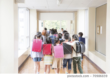 Elementary school students walking in the hallway 70986839