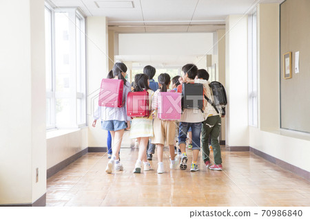 Elementary school students walking in the hallway 70986840