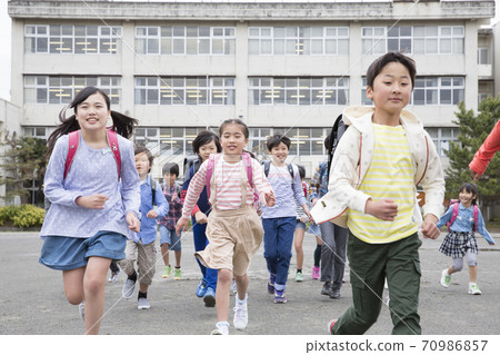 小學生在校園裡跑步 小學生在校園裡跑步 70986857