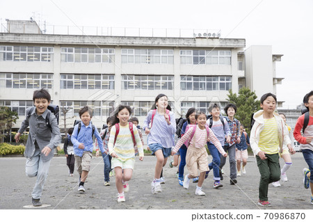 小學生在校園裡跑步 70986870