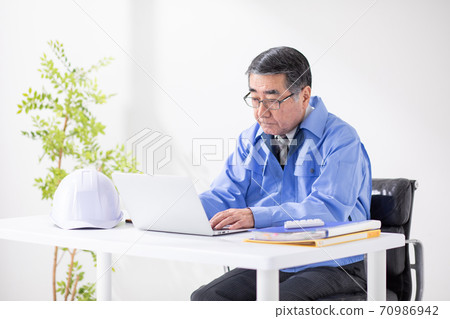 Businessman work clothes senior man Businessman work clothes senior man 70986942