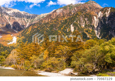 《Nagano Prefecture》 Autumn Kamikochi, clear stream of Azusa River 《Autumn leaves heyday》 《Nagano Prefecture》 Autumn Kamikochi, clear stream of Azusa River 《Autumn leaves heyday》 70987229