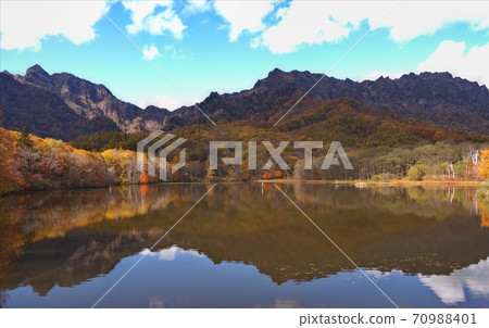 Fall mirror pond 70988401