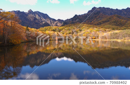Fall mirror pond 70988402
