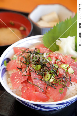 Tuna bowl 70988676