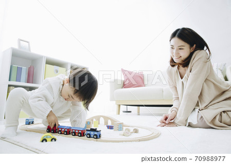 父母和孩子玩玩具 父母和孩子玩玩具 70988977