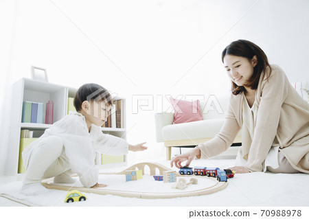 父母和孩子玩玩具 父母和孩子玩玩具 70988978