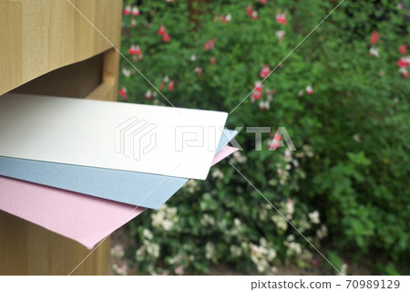 Letter posted on a wooden mailbox in the garden 70989129