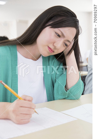 Struggling students Struggling students 70989297