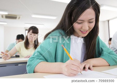 Struggling students Struggling students 70989300