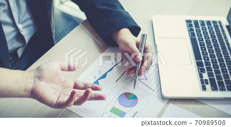 Accounting businessmen are calculating income-expenditure and analyzing real estate investment data, Dedicated to the progress and growth of the company, Financial and tax systems concept. Accounting businessmen are calculating income-expenditure and analyzing real estate investment data, Dedicated to the progress and growth of the company, Financial and tax systems concept. 70989508