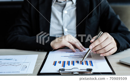 Accounting businessmen are calculating income-expenditure and analyzing real estate investment data, Dedicated to the progress and growth of the company, Financial and tax systems concept. Accounting businessmen are calculating income-expenditure and analyzing real estate investment data, Dedicated to the progress and growth of the company, Financial and tax systems concept. 70989509
