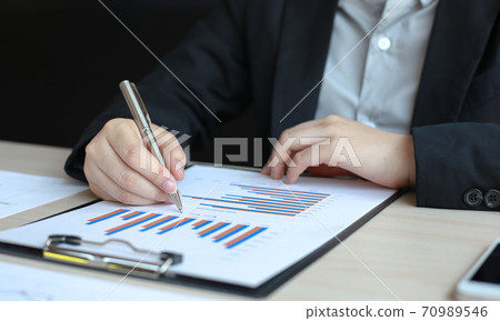 Accounting businessmen are calculating income-expenditure and analyzing real estate investment data, Dedicated to the progress and growth of the company, Financial and tax systems concept. Accounting businessmen are calculating income-expenditure and analyzing real estate investment data, Dedicated to the progress and growth of the company, Financial and tax systems concept. 70989546