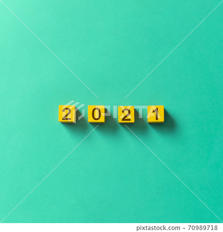 2021彩色背景上的字塊像郵票一樣書寫的字符 70989718